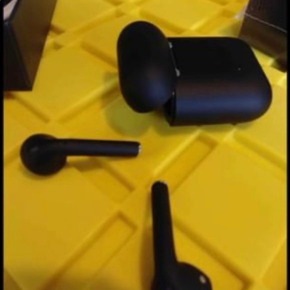 Black AirPods and AirPod pros - Picture 6 of 8